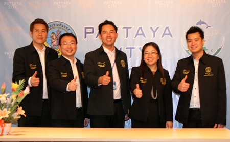 Pattaya City Mayor Itthiphol Kunplome (centre) introduces Yuwathida Jeerapat (2nd right) as the new Pattaya City spokesperson along with her 3 deputies, Banjong Banthunprayukt, Ittiwat Wattanasartsathorn and Damrongkiat Phinitkarn.